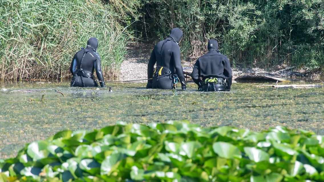 Taucher der Polizei suchten im Baggersee im alten Kieswerk bei München nach den Leichen der Vermissten.