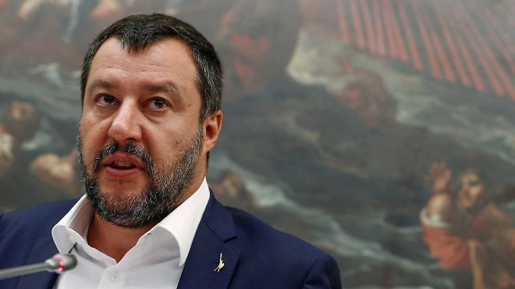 Italiens Innenminister Salvini fordert eine Verteilung der Flüchtlinge, bevor sie an Land gehen dürfen.