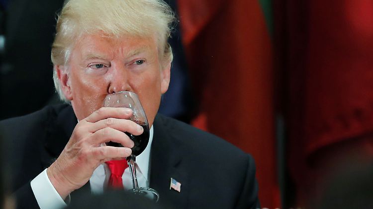 Seitenhieb via Twitter: "Amerikanischer Wein ist besser als französischer", schreibt Trump. 
