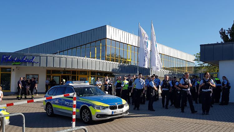 Nach einem Polizeieinsatz im Juni muss das Rheinbad erneut geräumt werden: Diesmal leitet die Polizei Strafverfahren ein. 