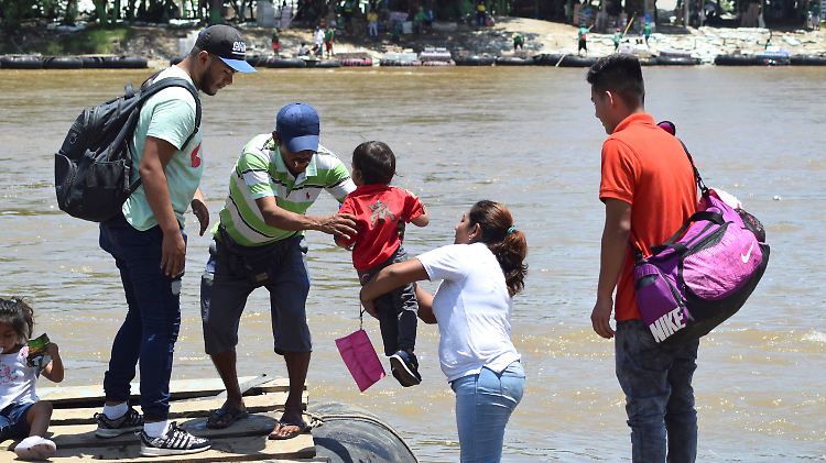 Guatemaltekische Migranten überqueren auf dem Weg in die USA vor wenigen Tagen die Grenze zu Mexiko. Künftig wird das nicht mehr gehen - ihre Heimat ist jetzt ein sicherer Drittstaat.