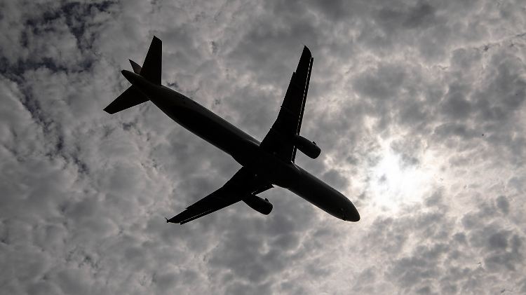Ein Flug von Deutschland auf die Malediven und zurück verursacht pro Person eine Klimawirkung von gut fünf Tonnen Kohlendioxid.