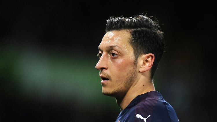 Mesut Özil verpasst den Auftakt in die neue Saison - wegen Sicherheitsbedenken seines Klubs.