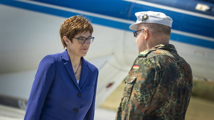 Ihre neue Position als Oberbefehlshaberin der Bundeswehr bringt Annegret Kramp-Karrenbauer mehr öffentliche Aufmerksamkeit.