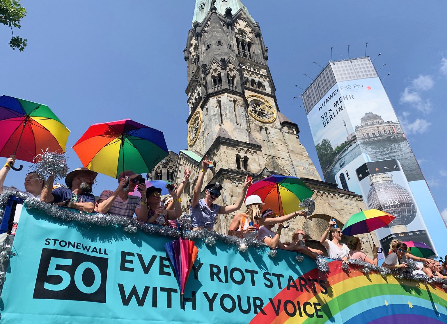 Konfetti, nackte Haut in der Sonne und überall Regenbogenfahnen ...