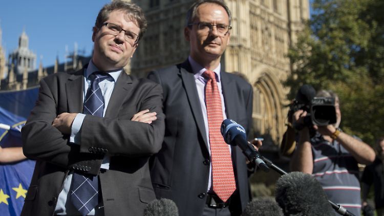 Der Gründer von Bellingcat Eliot Higgins (l) und der Bellingcat-Author Christo Grozev. 