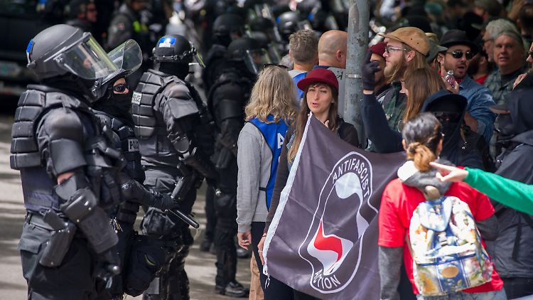 Vertreter der Antifa und der Polizei stehen sich 2017 in Portland gegenüber.