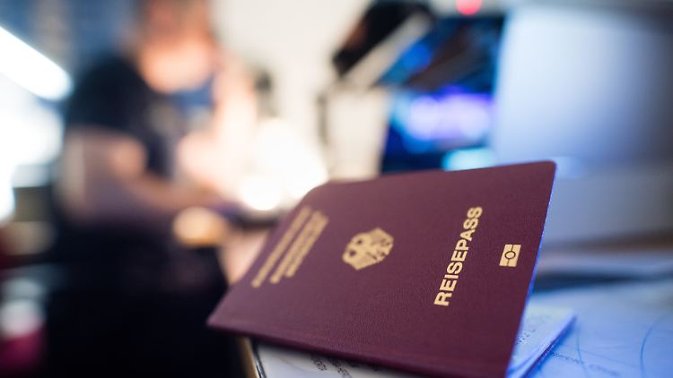 Im günstigsten Fall sollen in Deutschland lebende Ausländer nach drei Jahren den deutschen Pass bekommen können.
