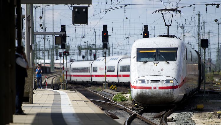 Bayerns Ministerpräsident Söder will das Bahnfahren attraktiver machen.