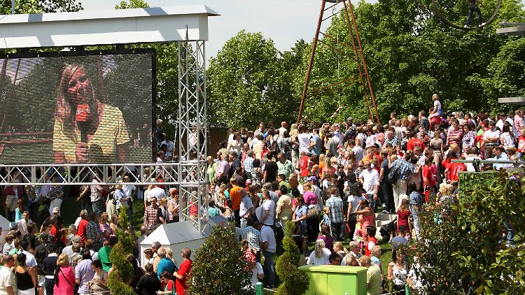 Wie der Name schon sagt, findet der ZDF-Fernsehgarten normalerweise draußen statt.