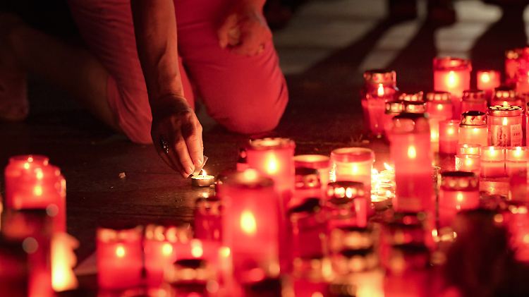 Mit Kerzen trauern Menschen in Rumänien um die beiden jungen Frauen und mahnen das Polizeiversagen an.