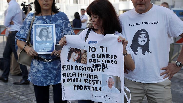 Um den Vermisstenfall ranken sich Verschwörungstheorien: Eine Weste mit einem Bild von Papst Franzikus und Emanuela Orlandi.