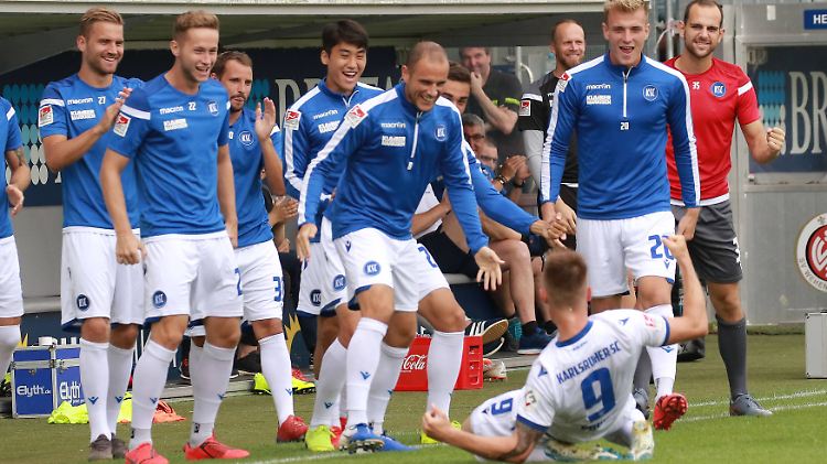 Rutsche ins Glück: Marvin Pourie feiert seinen Treffer zum 1:0.
