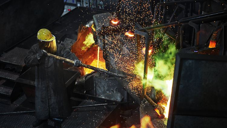 Um die energieaufwendige Stahlindustrie gegen Konkurrenz zu schützen, bringt Grünen-Chefin Baerbock Klimazölle ins Spiel.