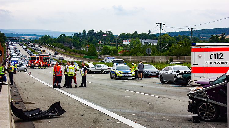 Rettungskräfte stehen an der Unfallstelle bei Wallau.