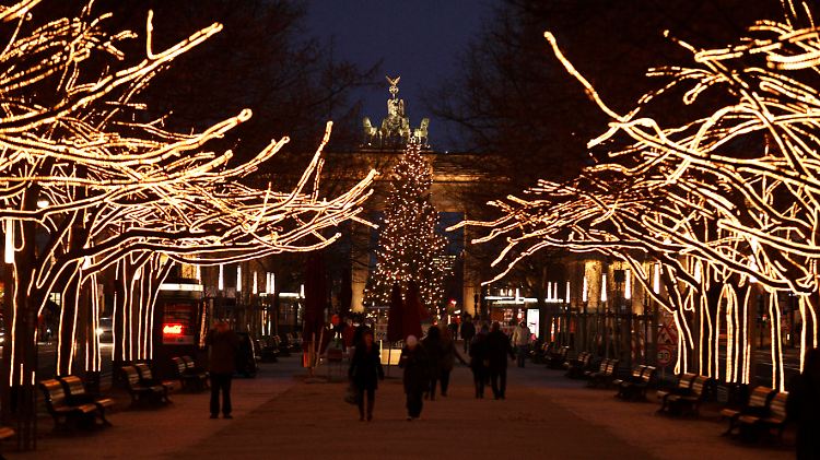 Glühbirne oder LED-Licht? Berlins "Unter den Linden" erstrahlt im Glanz.