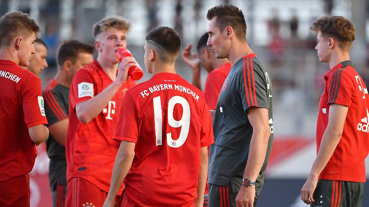 Miroslav Klose trainiert auch in der kommenden Saison die U17. 