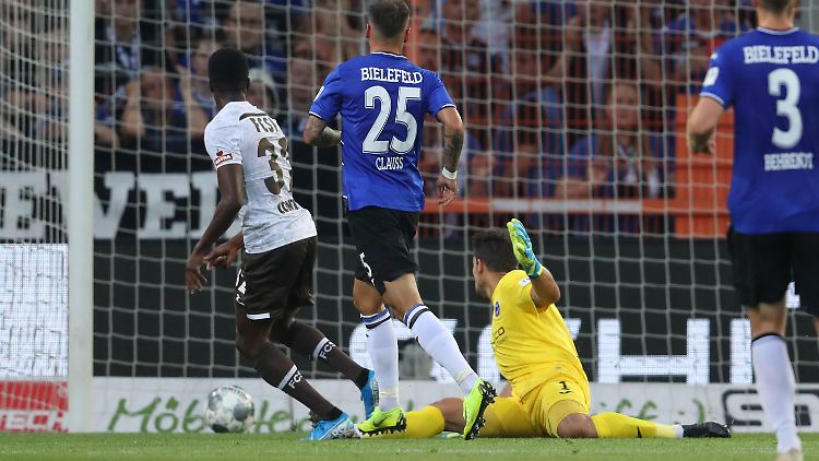Christian Conteh trifft zum 1:0 für den FC St. Pauli. Am Ende reicht der erste Treffer im ersten Zweitligaspiel des 19-Jährigen nur zu einem Unentschieden.