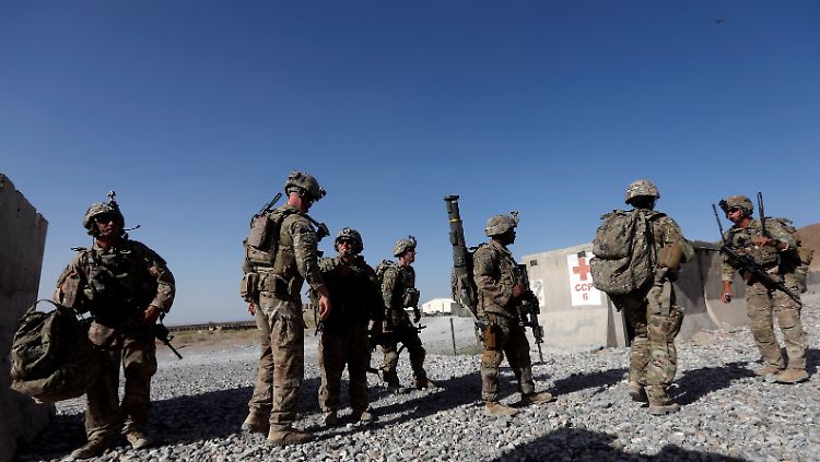 US-Soldaten warten auf einen Helikopter in der afghanischen Provinz Lugar im Sommer 2018.