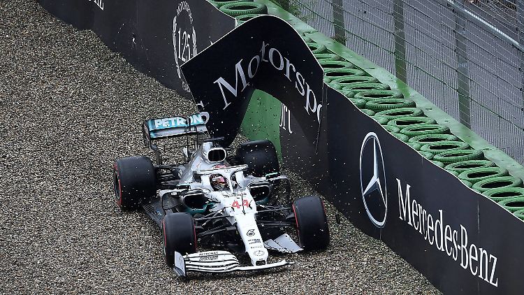 Formel-1-Weltmeister Lewis Hamilton zerstörte sich bei seinem Ausritt ins Kiesbett seinen Frontflügel.