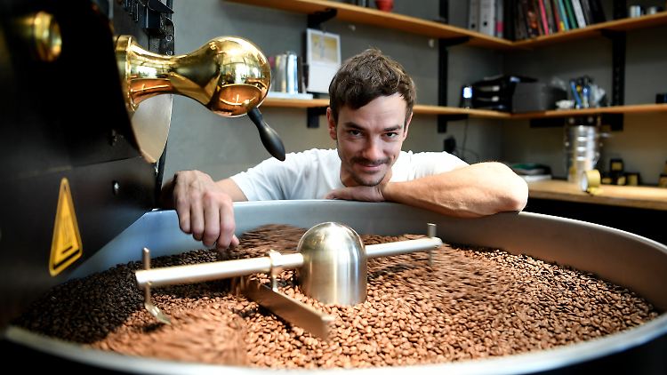 Philipp Reichel kontrolliert die Qualität der im "Kaffee 9" gerösteten Bohnen.