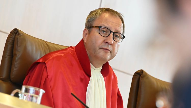 Gerichtspräsident Andreas Voßkuhle sieht "gewichtige Gründe" für die Rechtsansicht der Kläger.