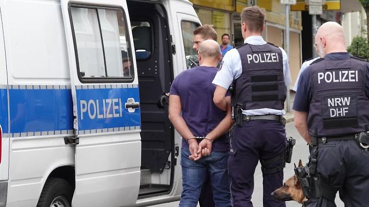 Polizisten führen immer wieder gezielte Einsätze gegen Clans in NRW durch.