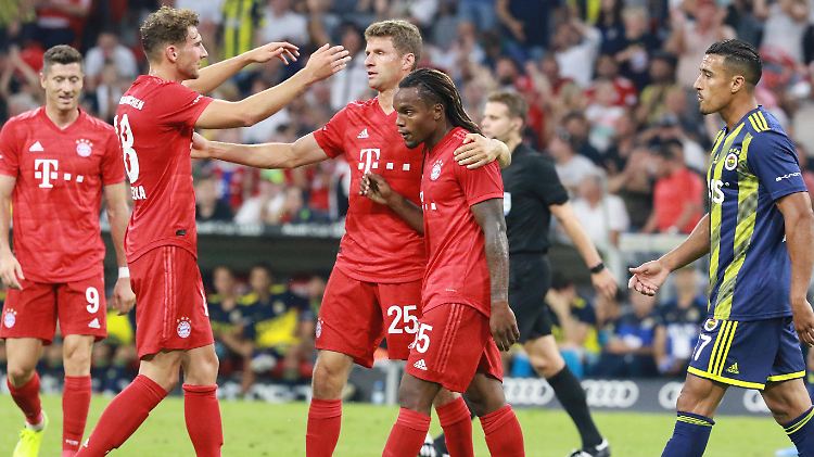 Umarmung für Thomas Müller, der gleich drei Tore schießt.