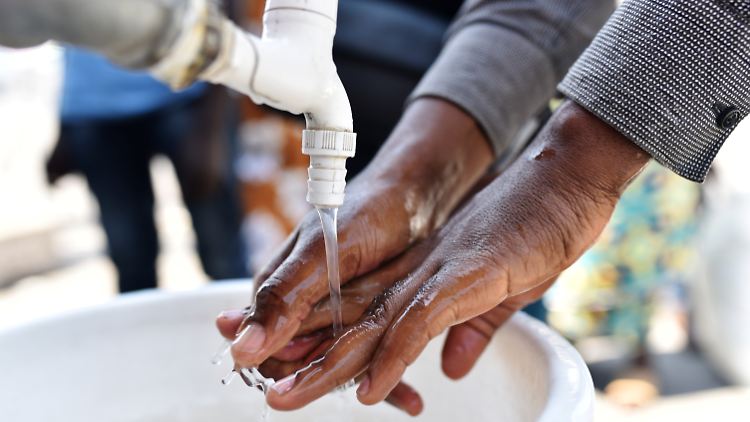 Ein Mann wäscht sich nach einem Ebola-Screening die Hände. Die Epidemie konnte bisher nicht eingedämmt werden.