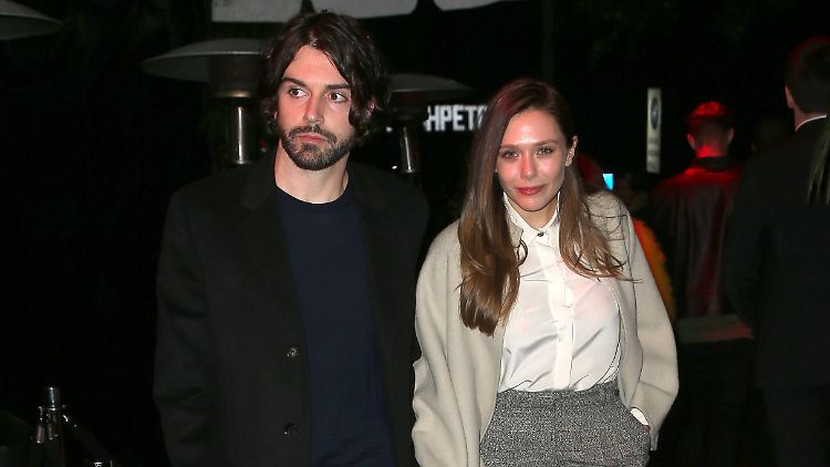 Seit drei Jahren ein Paar und jetzt verlobt: Robbie Arnett und Elizabeth Olsen. 