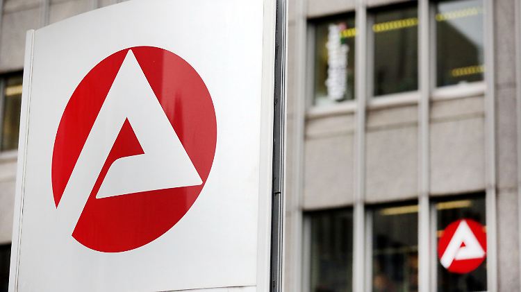 Saisonbereinigt hat sich der Bestand der bei der Bundesagentur für Arbeit gemeldeten Arbeitsstellen um 9000 verringert. 