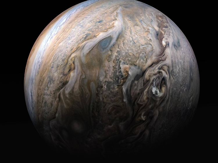 Dieses Bild der stürmischen Nordhalbkugel des Jupiters nahm die Raumsonde "Juno" Ende Juni auf.