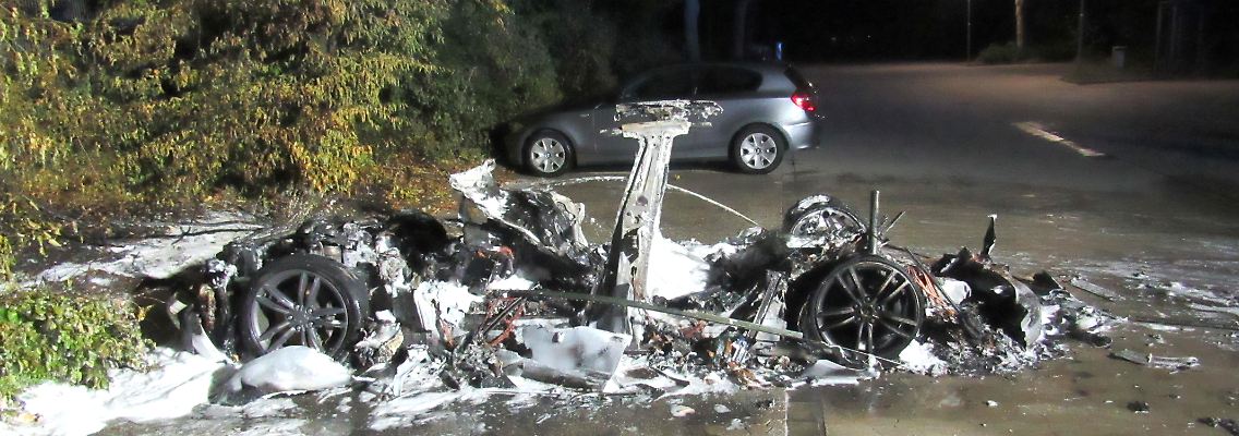 Das war einmal ein Tesla Model S. Warum er nur noch Asche ist, ist unklar.