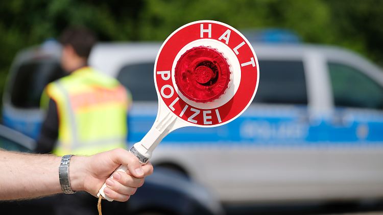 Mit einer Anhaltekelle zog der AfD-Politiker Thomas Prinz einen Audi aus dem Autobahnverkehr.