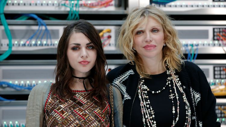Frances Bean Cobain und ihre Mutter Courtney Love setzen alles daran, die Gitarre von Kurt Cobain zurückzubekommen.