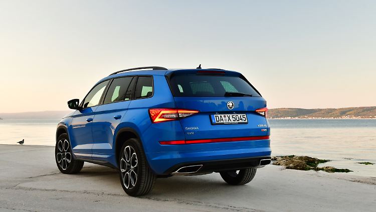 Die doppelten Endrohre beim Skoda Kodiaq RS versprechen Ton. Aber gerade hier bleibt der Tscheche verhalten.