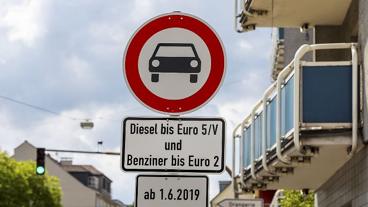 In dieser Straße in Darmstadt müssen Dieselfahrzeuge draußen bleiben, weil die Luft zu dreckig ist.