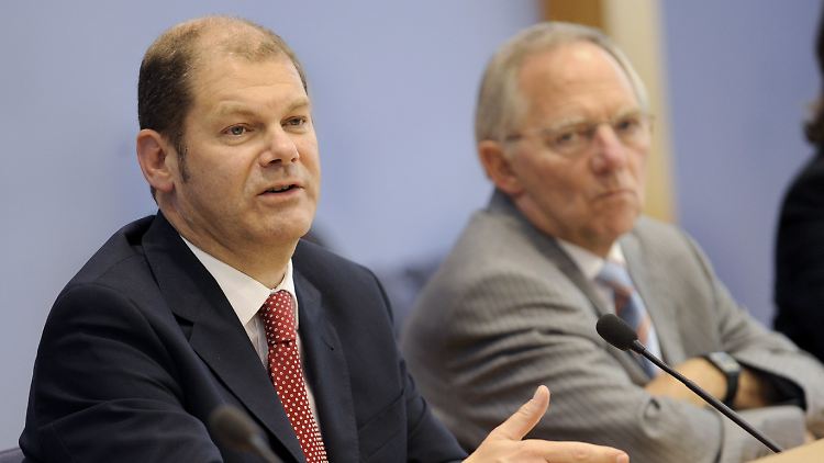 Olaf Scholz (l., hier 2008) hat sich, wie bereits sein Vorgänger Wolfgang Schäuble, von Jahr zu Jahr weniger Geld geliehen und so maßgeblich dazu beigetragen, dass Sparer weniger Zinsen bekommen.