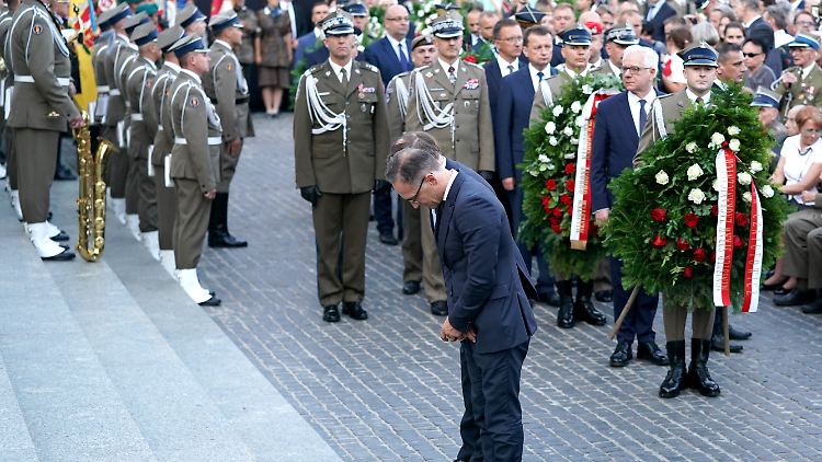Außenminister Maas verneigt sich bei der Kranzniederlegung bei der Gedenkveranstaltung zum 75. Jahrestag des Warschauer Aufstands.