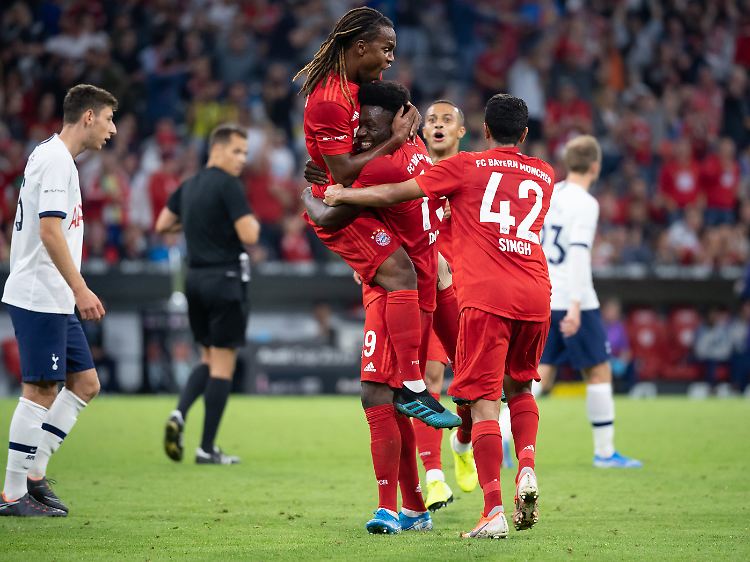 Renato Sanches herzt Alphonso Davies. Dem gelang nicht nur der Ausgleich, sondern auch ordentlich Werbung in eigener Sache.