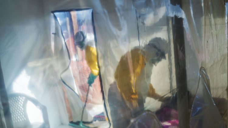 Medizinisches Personal in Schutzanzügen versorgt an Ebola erkrankte Patienten in einer Isolierstation. Die Ebola-Epidemie ist vor rund einem Jahr im Osten Kongos ausgebrochen.