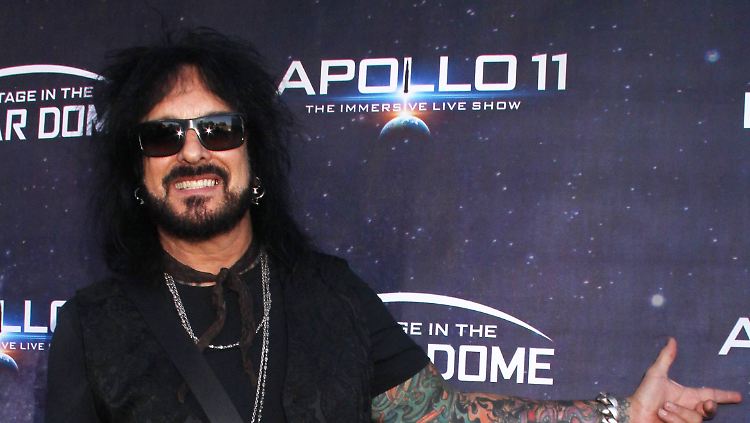 Nikki Sixx sieht härter aus, als er ist. Bei Frau und Kind wird er ziemlich weich.