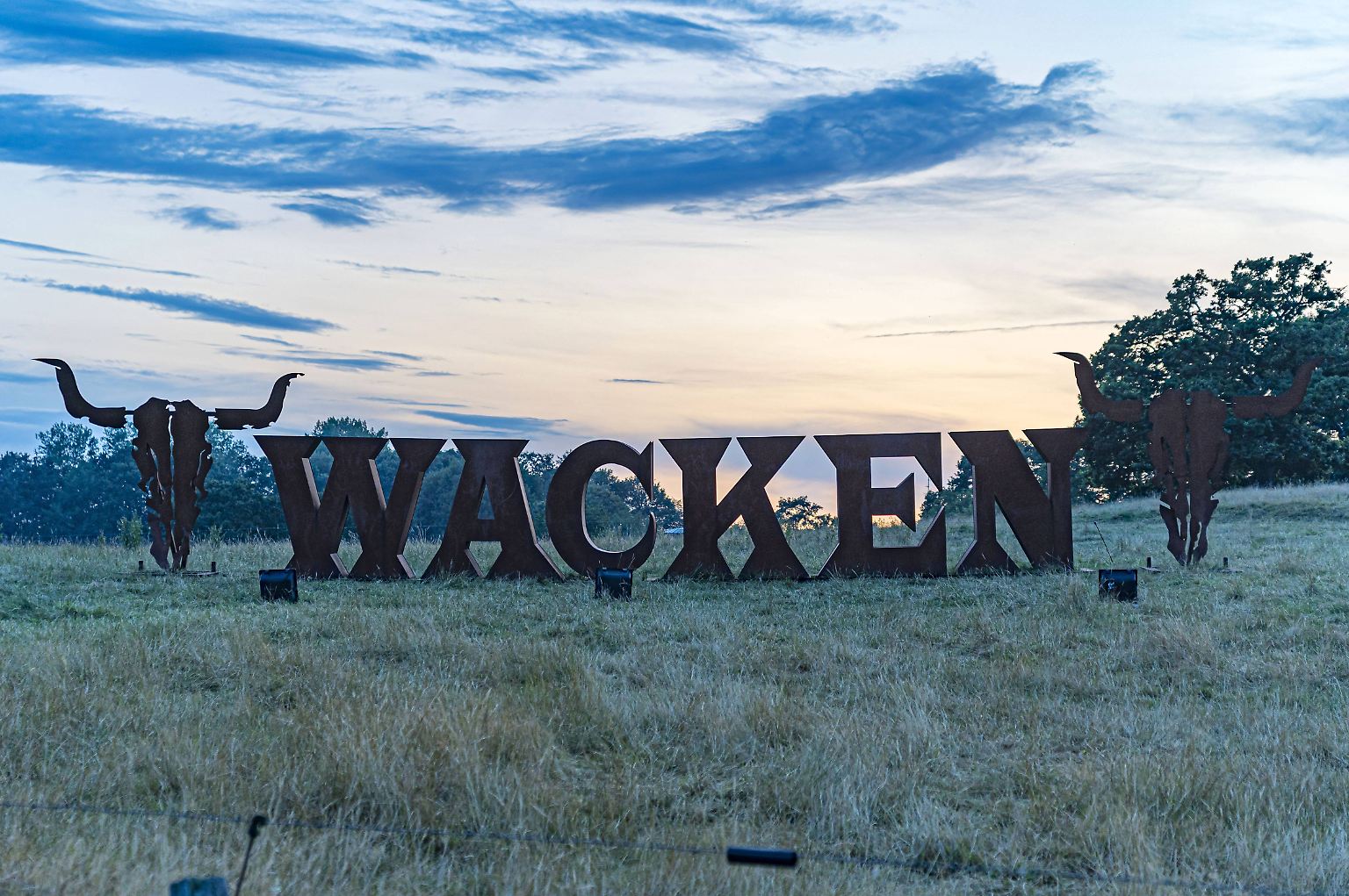 Die Idee zum Wacken Open Air entstand 1989. Und während anfänglich nur ein paar Hundert Metal-Fans in das 2000-Seelen-Örtchen in Schleswig-Holstein kamen, ...