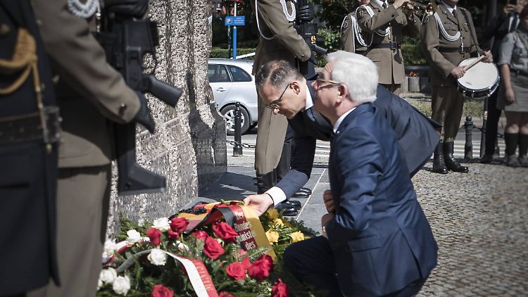 Außenminister Maas legt gemeinsam mit dem polnischen Außenminister Czaputowicz einen Kranz am Denkmal für die Opfer des Massakers von Wola in Warschau nieder.