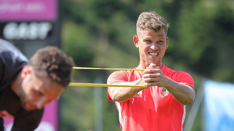 Florian Niederlechner soll beim FC Augsburg die Spannung rausnehmen und für mehr Flexibilität sorgen.