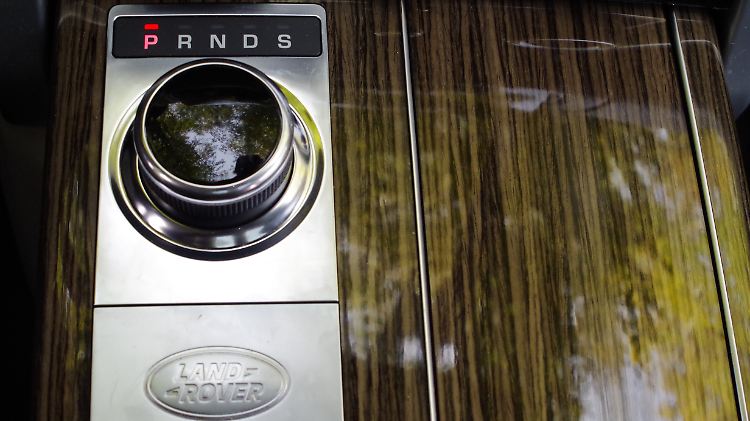 Der aus der Mittelkonsole ausfahrende Gangwahlheben hat bei Range Rover in Zukunft auch ausgedient. Schade, war ein echtes Alleinstellungsmerkmal.