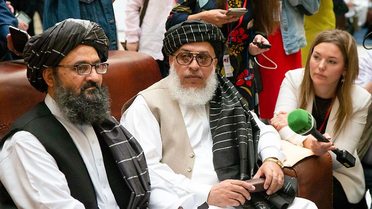 Mullah Abdul Ghani Baradar, Vize-Chef der Taliban aus Afghanistan, und Sher Mohammad Abbas Staneksai , Verhandlungsführer der Taliban, sprechen in Moskau zu Journalisten.