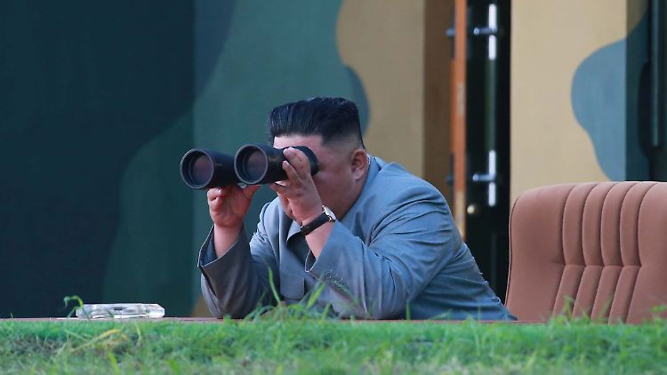 Den Test vor einigen Tagen beobachtet Nordkoreas Machthaber Kim Jong Un mit eigenen Augen.