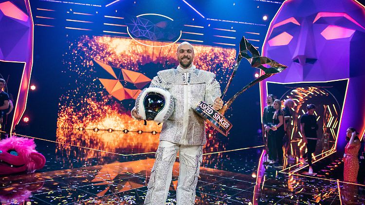 Max Mutzke freut sich vermutlich nicht nur über die Sieger-Trophäe, sondern auch über die Abkühlung.