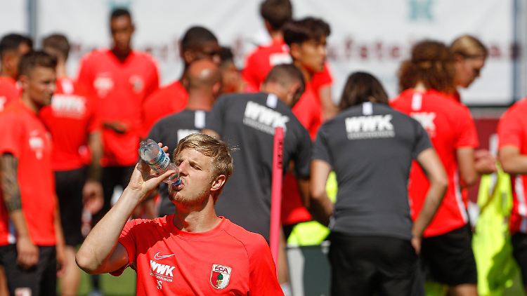 Hat während des Trainingslagers mit Ex-Klub Augsburg offensichtlich nicht nur Wasser getrunken: Martin Hinteregger.